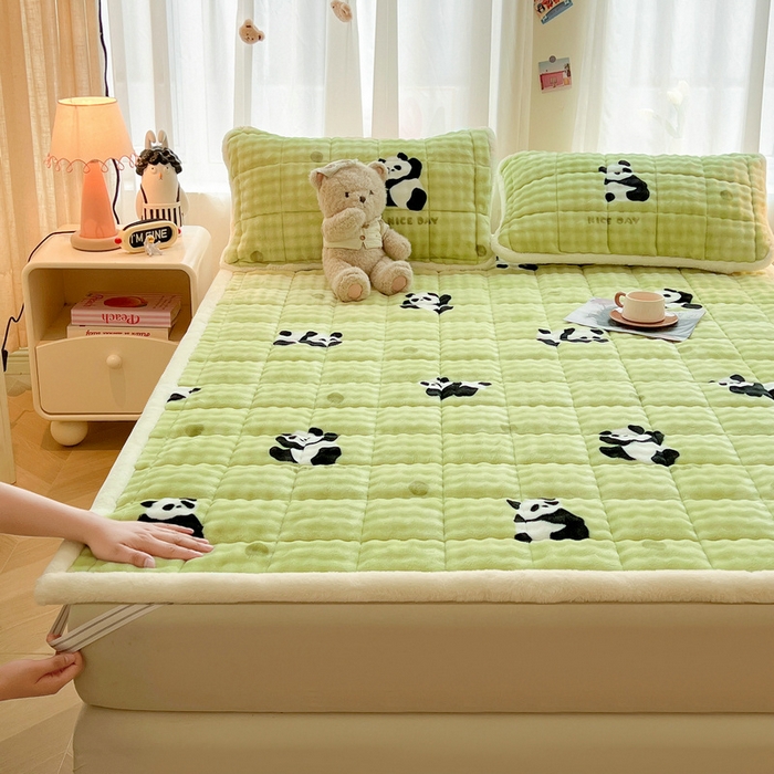 91家纺网 家纺一手货源 找家纺 梵朴 2025新款牛奶绒泡泡兔毛绒床垫学生宿舍床褥子床护垫大床款印花系列 顽皮小熊猫