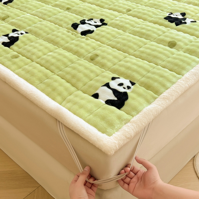 91家纺网 家纺一手货源 找家纺 梵朴 2025新款牛奶绒泡泡兔毛绒床垫学生宿舍床褥子床护垫大床款印花系列 顽皮小熊猫