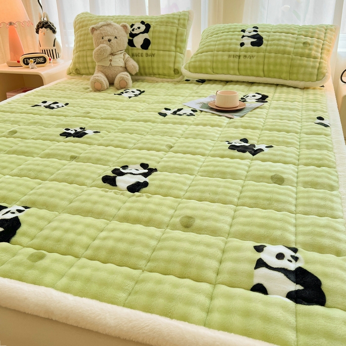 91家纺网 家纺一手货源 找家纺 梵朴 2025新款牛奶绒泡泡兔毛绒床垫学生宿舍床褥子床护垫大床款印花系列 顽皮小熊猫