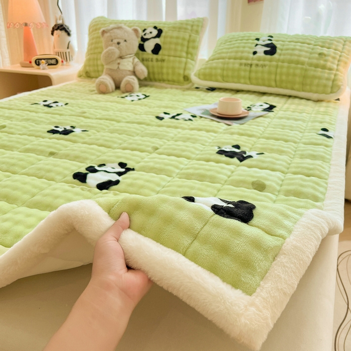 91家纺网 家纺一手货源 找家纺 梵朴 2025新款牛奶绒泡泡兔毛绒床垫学生宿舍床褥子床护垫大床款印花系列 顽皮小熊猫