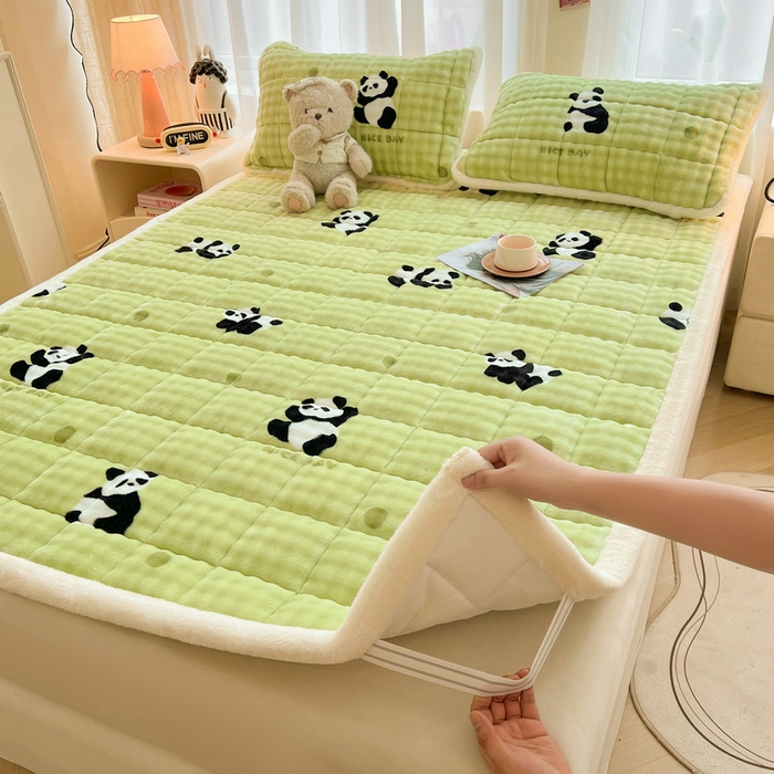 91家纺网 家纺一手货源 找家纺 梵朴 2025新款牛奶绒泡泡兔毛绒床垫学生宿舍床褥子床护垫大床款印花系列 顽皮小熊猫