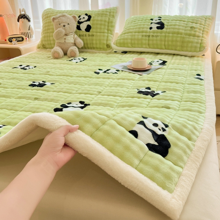 91家纺网 家纺一手货源 找家纺 梵朴 2025新款牛奶绒泡泡兔毛绒床垫学生宿舍床褥子床护垫大床款印花系列 顽皮小熊猫