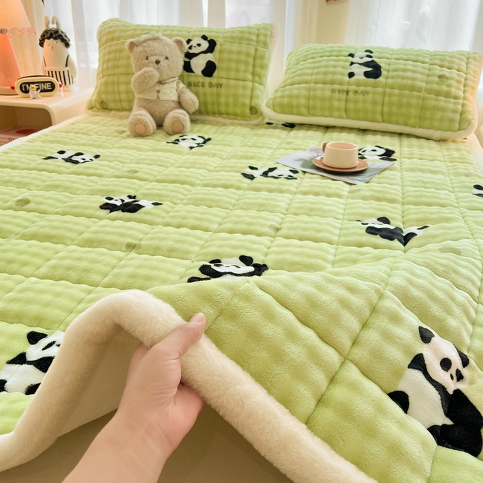 91家纺网 家纺一手货源 找家纺 梵朴 2025新款牛奶绒泡泡兔毛绒床垫学生宿舍床褥子床护垫大床款印花系列 顽皮小熊猫