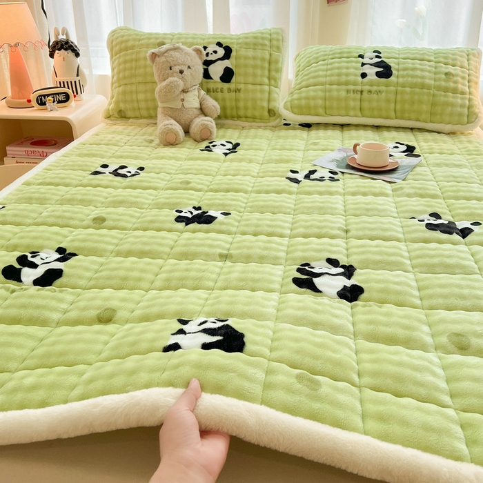 91家纺网 家纺一手货源 找家纺 梵朴 2025新款牛奶绒泡泡兔毛绒床垫学生宿舍床褥子床护垫大床款印花系列 顽皮小熊猫