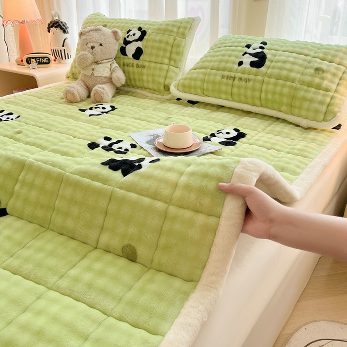 91家纺网 家纺一手货源 找家纺 梵朴 2025新款牛奶绒泡泡兔毛绒床垫学生宿舍床褥子床护垫大床款印花系列 顽皮小熊猫