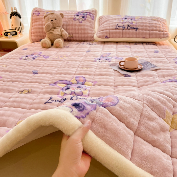 91家纺网 家纺一手货源 找家纺 梵朴 2025新款牛奶绒泡泡兔毛绒床垫学生宿舍床褥子床护垫大床款印花系列 星黛露粉