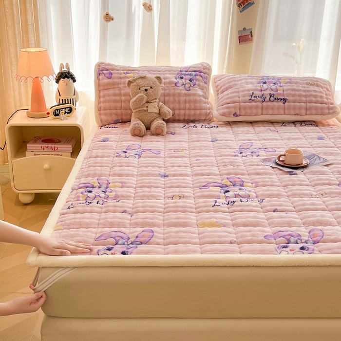 91家纺网 家纺一手货源 找家纺 梵朴 2025新款牛奶绒泡泡兔毛绒床垫学生宿舍床褥子床护垫大床款印花系列 星黛露粉