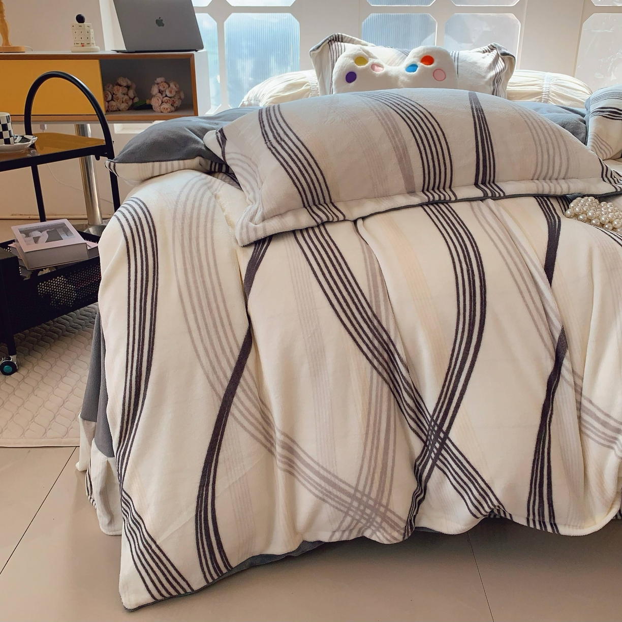 91家纺网 家纺一手货源 找家纺 莱豫家纺 2025新款加厚牛奶绒三件套四件套保暖不静电 莱茵河灰