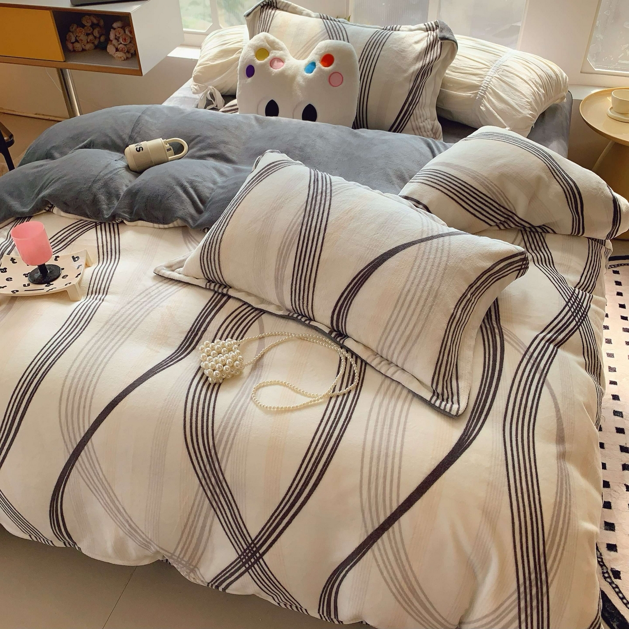 91家纺网 家纺一手货源 找家纺 莱豫家纺 2025新款加厚牛奶绒三件套四件套保暖不静电 莱茵河灰