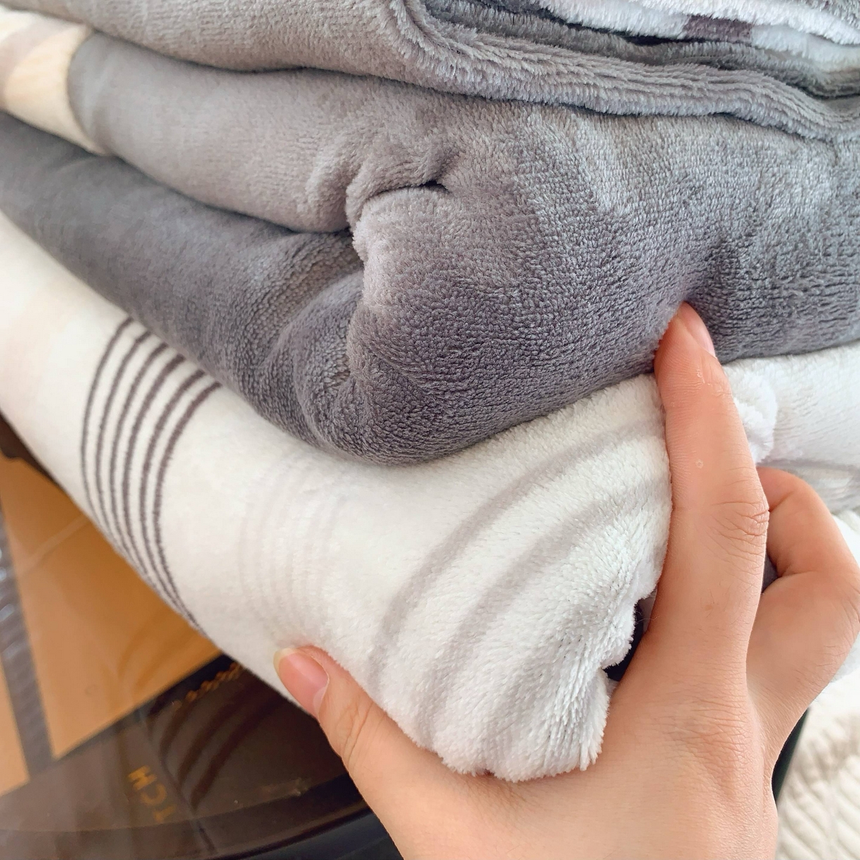 91家纺网 家纺一手货源 找家纺 莱豫家纺 2025新款加厚牛奶绒三件套四件套保暖不静电 莱茵河灰