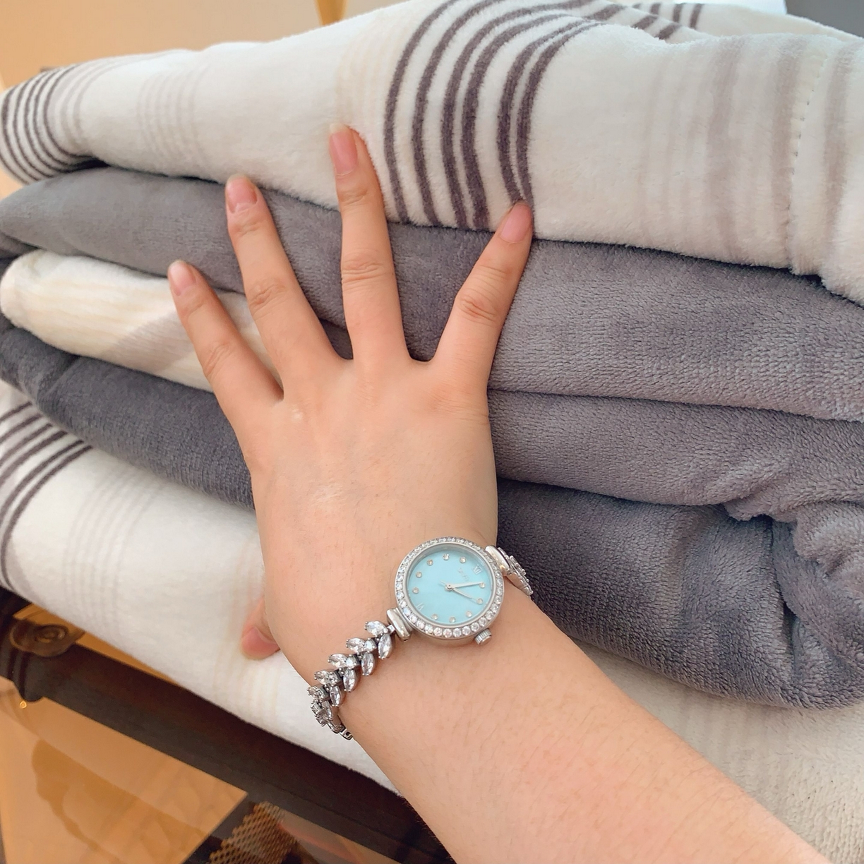 91家纺网 家纺一手货源 找家纺 莱豫家纺 2025新款加厚牛奶绒三件套四件套保暖不静电 莱茵河灰