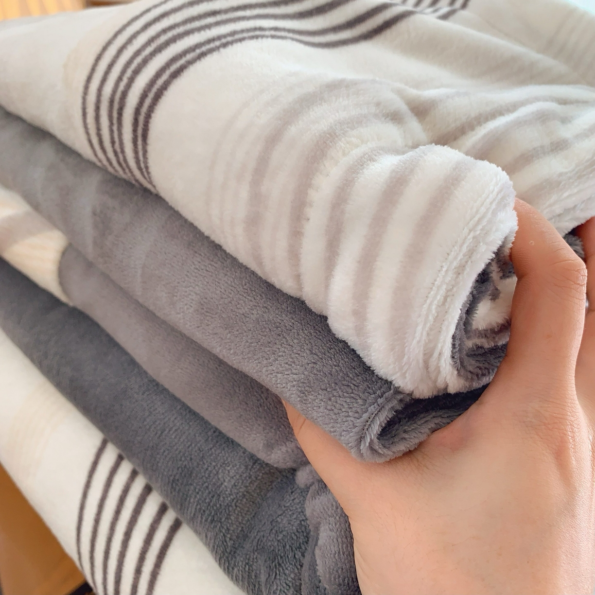 91家纺网 家纺一手货源 找家纺 莱豫家纺 2025新款加厚牛奶绒三件套四件套保暖不静电 莱茵河灰