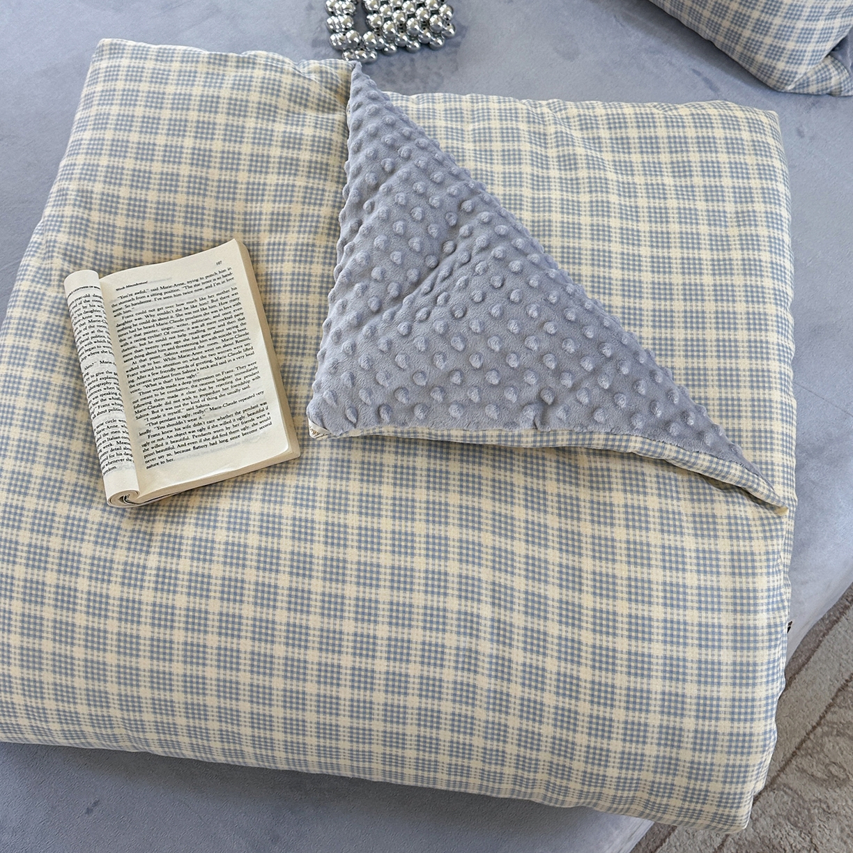 91家纺网 家纺一手货源 找家纺 麦伦家居 2025新款全棉双层纱3D豆豆被系列被子被芯（可配四件套） 奶油松饼蓝