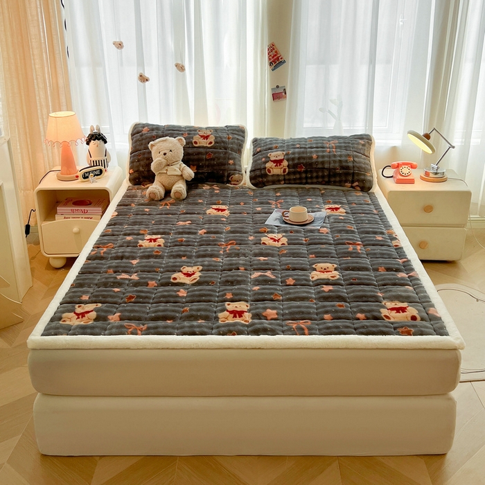 91家纺网 家纺一手货源 找家纺 梵朴 2025新款牛奶绒泡泡兔毛绒床垫学生宿舍床褥子床护垫大床款印花系列 星星小熊灰