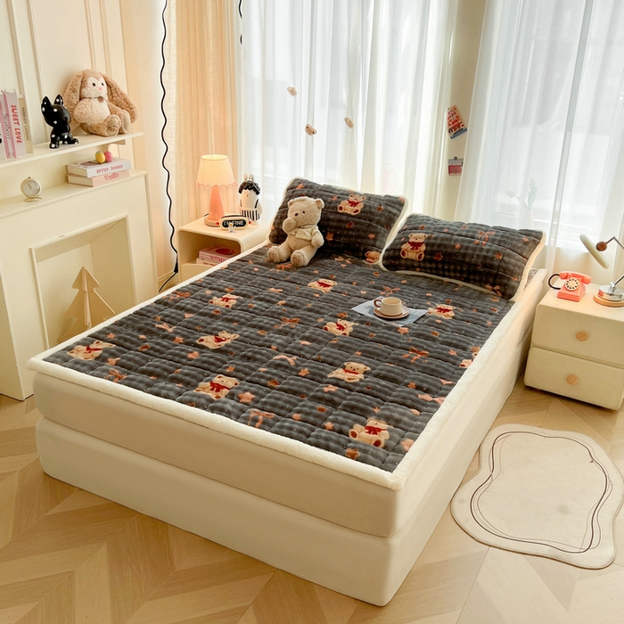 91家纺网 家纺一手货源 找家纺 梵朴 2025新款牛奶绒泡泡兔毛绒床垫学生宿舍床褥子床护垫大床款印花系列 星星小熊灰