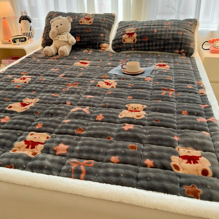 91家纺网 家纺一手货源 找家纺 梵朴 2025新款牛奶绒泡泡兔毛绒床垫学生宿舍床褥子床护垫大床款印花系列 星星小熊灰