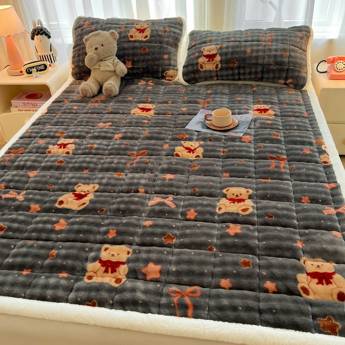 91家纺网 家纺一手货源 找家纺 梵朴 2025新款牛奶绒泡泡兔毛绒床垫学生宿舍床褥子床护垫大床款印花系列 星星小熊灰