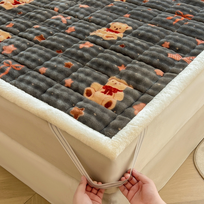 91家纺网 家纺一手货源 找家纺 梵朴 2025新款牛奶绒泡泡兔毛绒床垫学生宿舍床褥子床护垫大床款印花系列 星星小熊灰