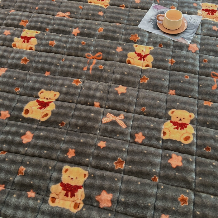 91家纺网 家纺一手货源 找家纺 梵朴 2025新款牛奶绒泡泡兔毛绒床垫学生宿舍床褥子床护垫大床款印花系列 星星小熊灰