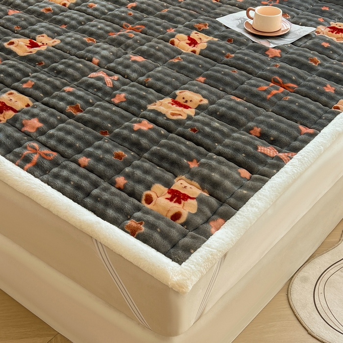 91家纺网 家纺一手货源 找家纺 梵朴 2025新款牛奶绒泡泡兔毛绒床垫学生宿舍床褥子床护垫大床款印花系列 星星小熊灰