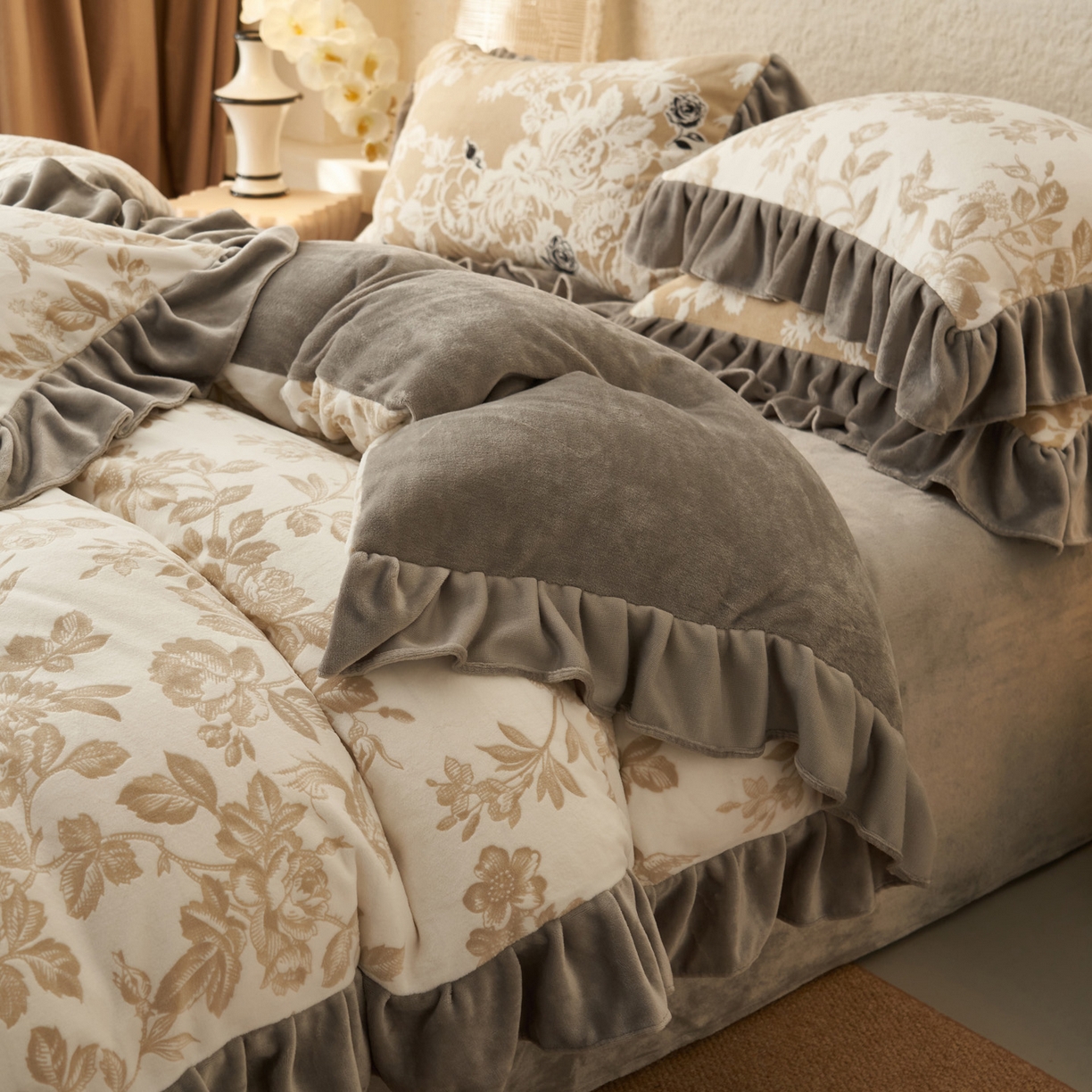 91家纺网 家纺一手货源 找家纺 早晨家纺 2025新款高克重牛奶绒烂花四件套 金叶漫