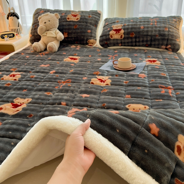 91家纺网 家纺一手货源 找家纺 梵朴 2025新款牛奶绒泡泡兔毛绒床垫学生宿舍床褥子床护垫大床款印花系列 星星小熊灰