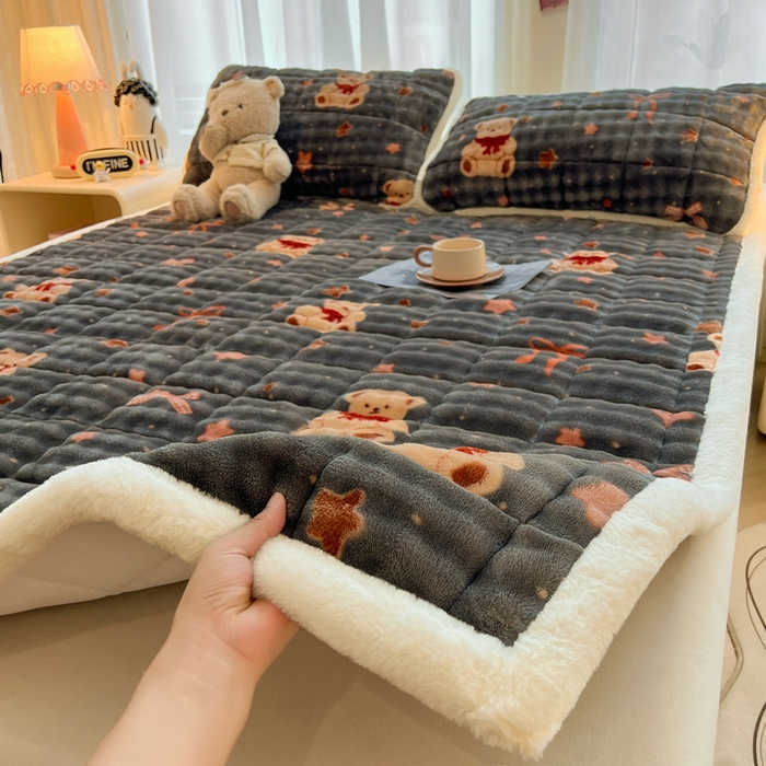 91家纺网 家纺一手货源 找家纺 梵朴 2025新款牛奶绒泡泡兔毛绒床垫学生宿舍床褥子床护垫大床款印花系列 星星小熊灰