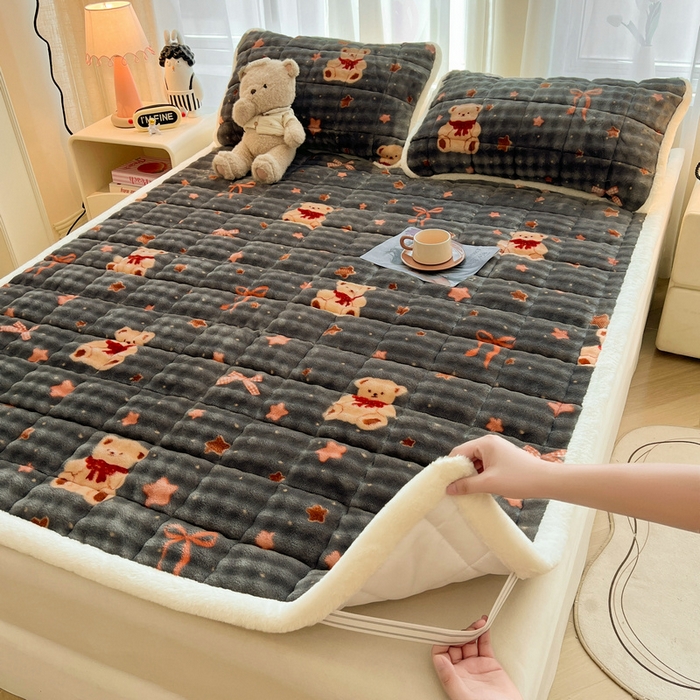 91家纺网 家纺一手货源 找家纺 梵朴 2025新款牛奶绒泡泡兔毛绒床垫学生宿舍床褥子床护垫大床款印花系列 星星小熊灰