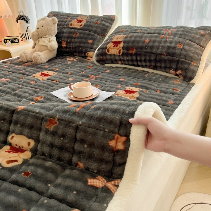 91家纺网 家纺一手货源 找家纺 梵朴 2025新款牛奶绒泡泡兔毛绒床垫学生宿舍床褥子床护垫大床款印花系列 星星小熊灰