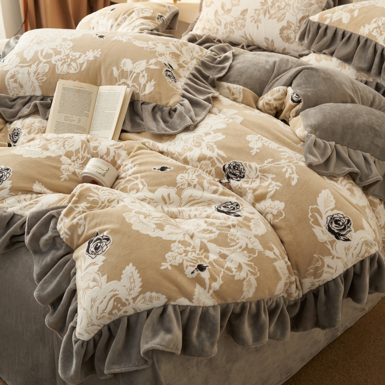 91家纺网 家纺一手货源 找家纺 早晨家纺 2025新款高克重牛奶绒烂花四件套 雅庭花叙