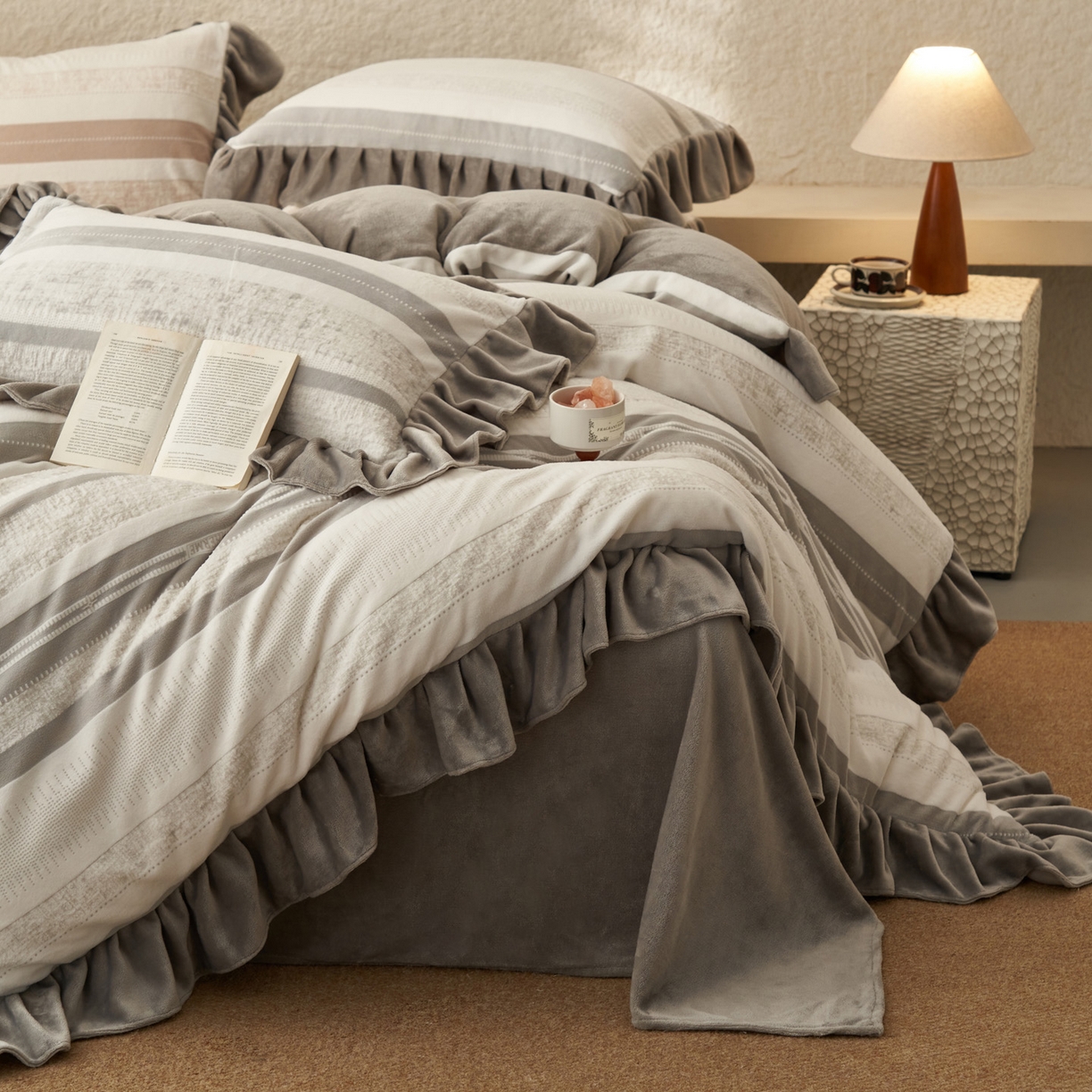 91家纺网 家纺一手货源 找家纺 早晨家纺 2025新款高克重牛奶绒烂花四件套 浅叙