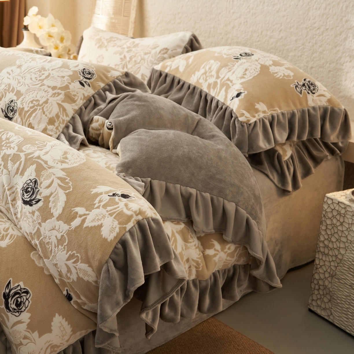 91家纺网 家纺一手货源 找家纺 早晨家纺 2025新款高克重牛奶绒烂花四件套 雅庭花叙