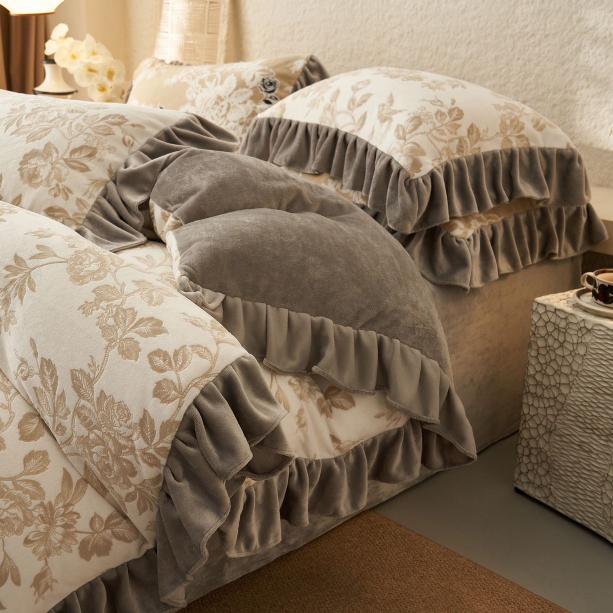 91家纺网 家纺一手货源 找家纺 早晨家纺 2025新款高克重牛奶绒烂花四件套 金叶漫