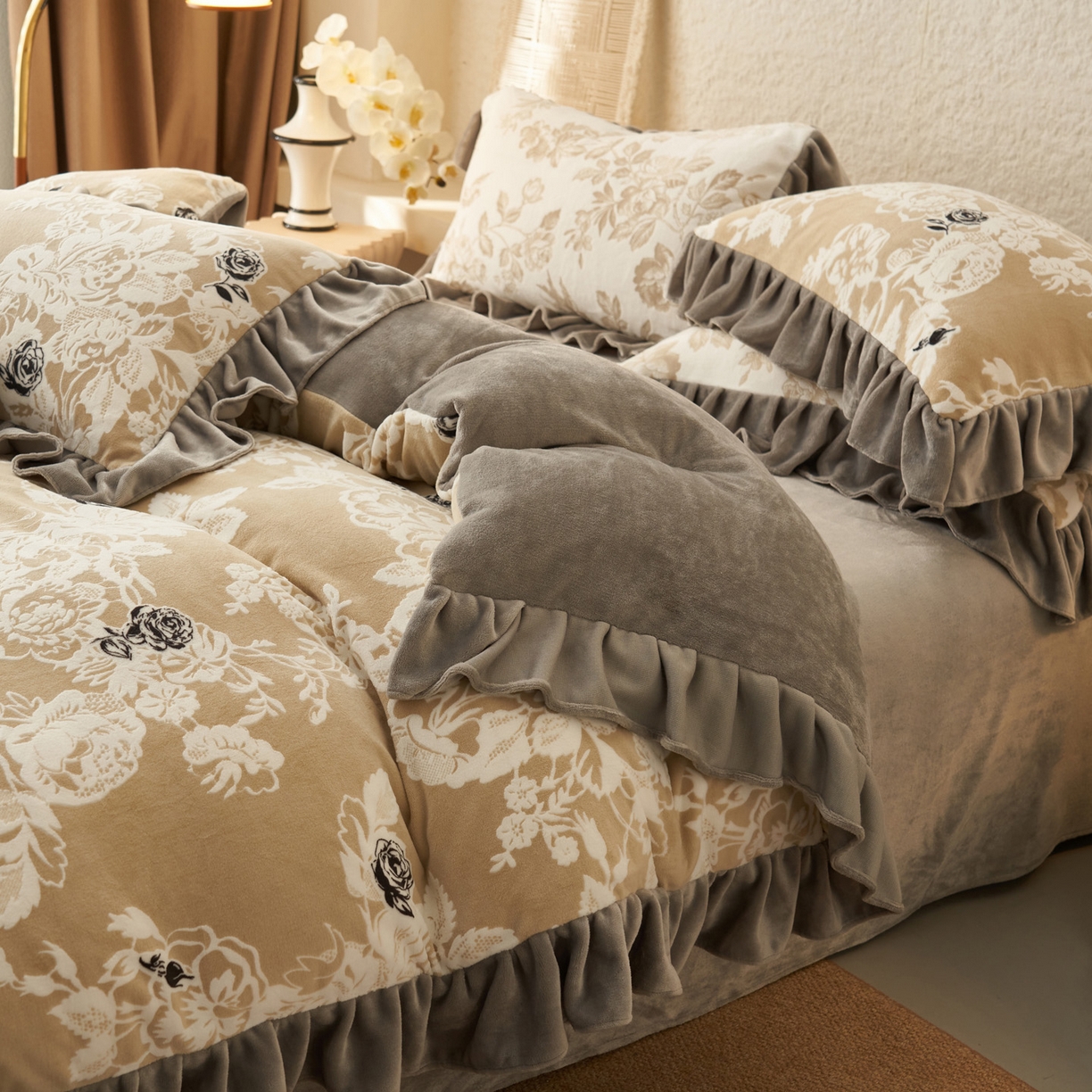 91家纺网 家纺一手货源 找家纺 早晨家纺 2025新款高克重牛奶绒烂花四件套 雅庭花叙