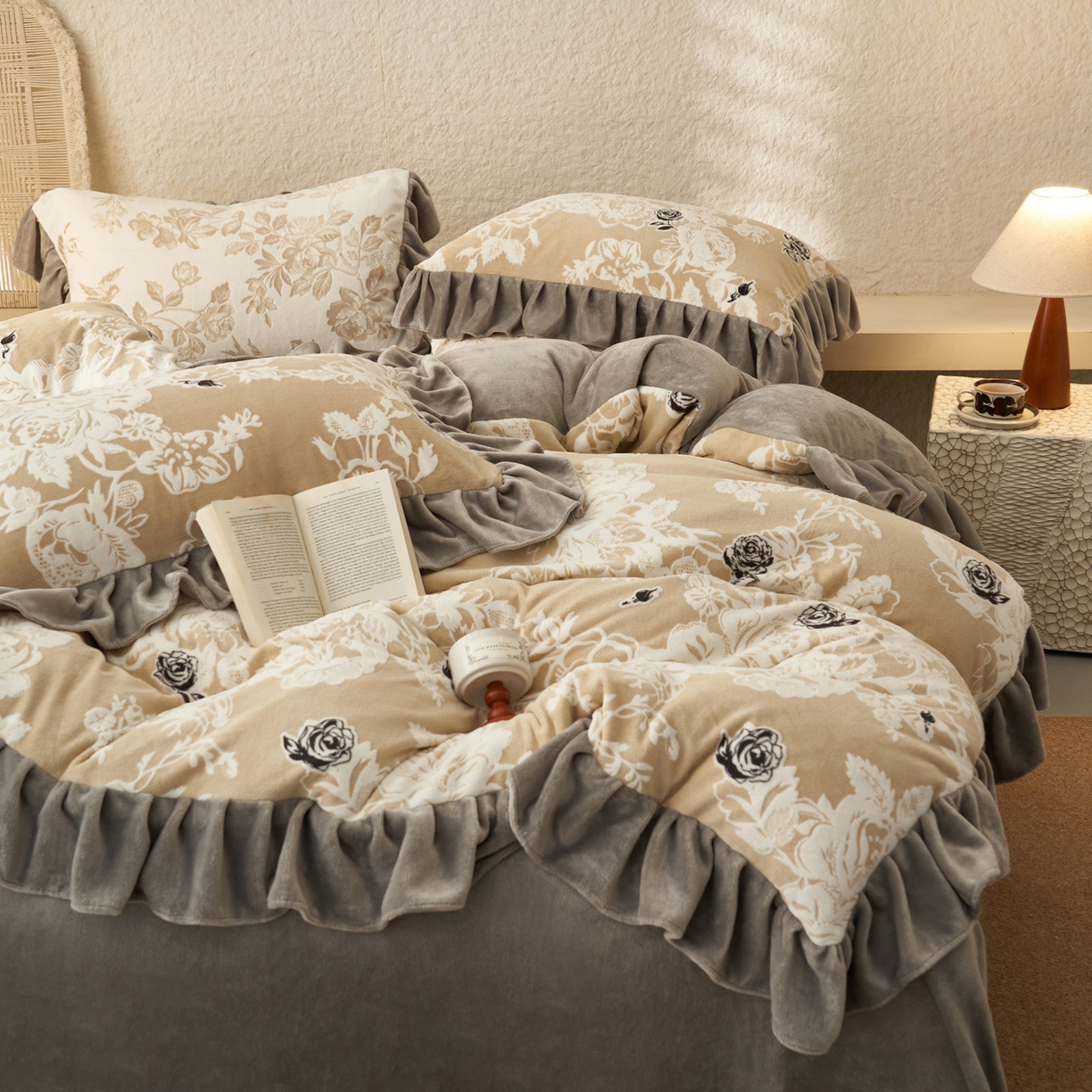 91家纺网 家纺一手货源 找家纺 早晨家纺 2025新款高克重牛奶绒烂花四件套 雅庭花叙