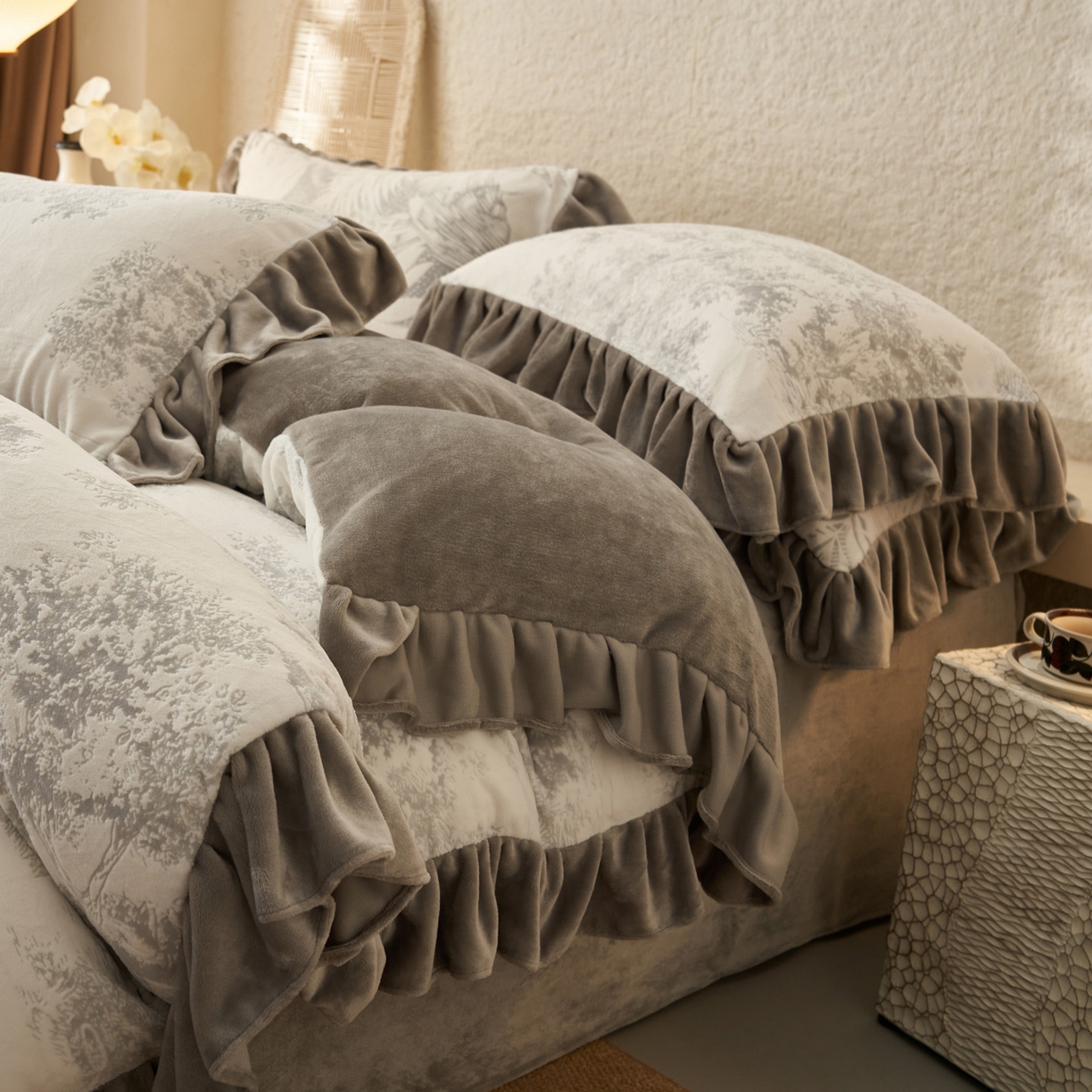 91家纺网 家纺一手货源 找家纺 早晨家纺 2025新款高克重牛奶绒烂花四件套 林影素韵