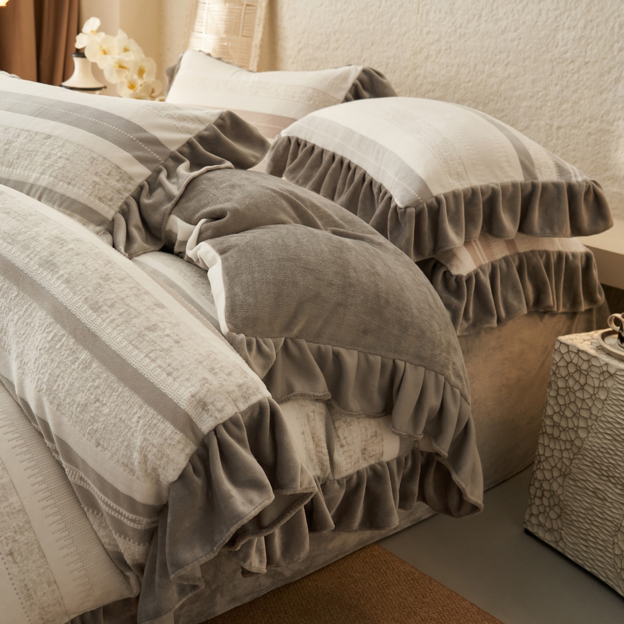 91家纺网 家纺一手货源 找家纺 早晨家纺 2025新款高克重牛奶绒烂花四件套 浅叙