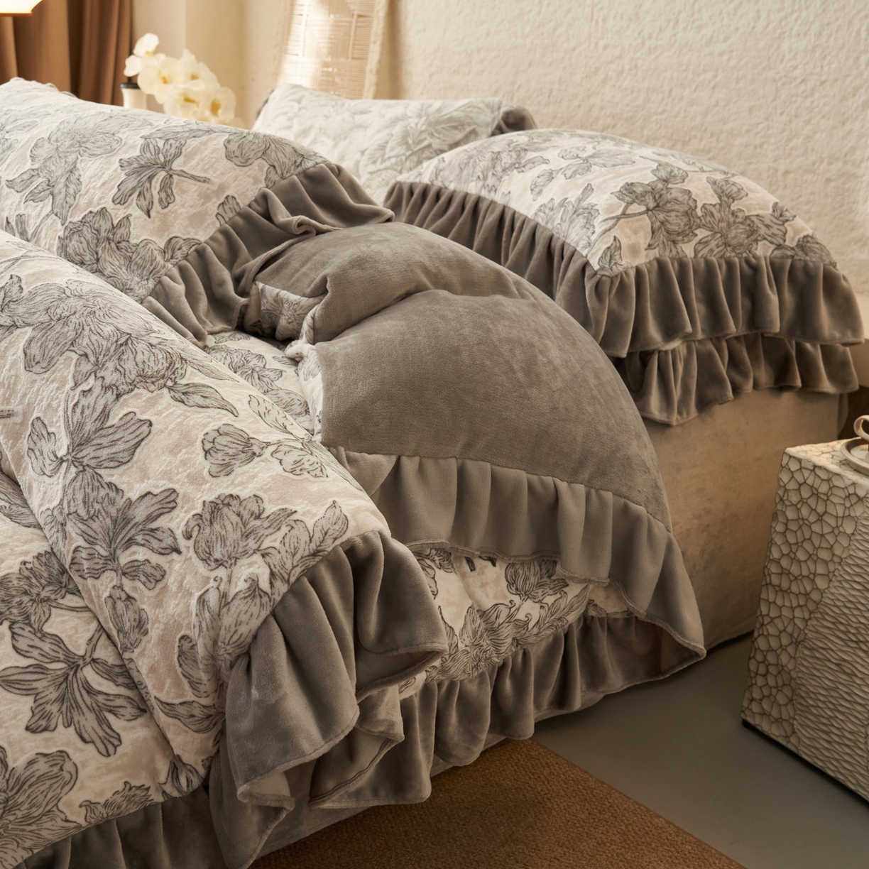 91家纺网 家纺一手货源 找家纺 早晨家纺 2025新款高克重牛奶绒烂花四件套 素花漫庭