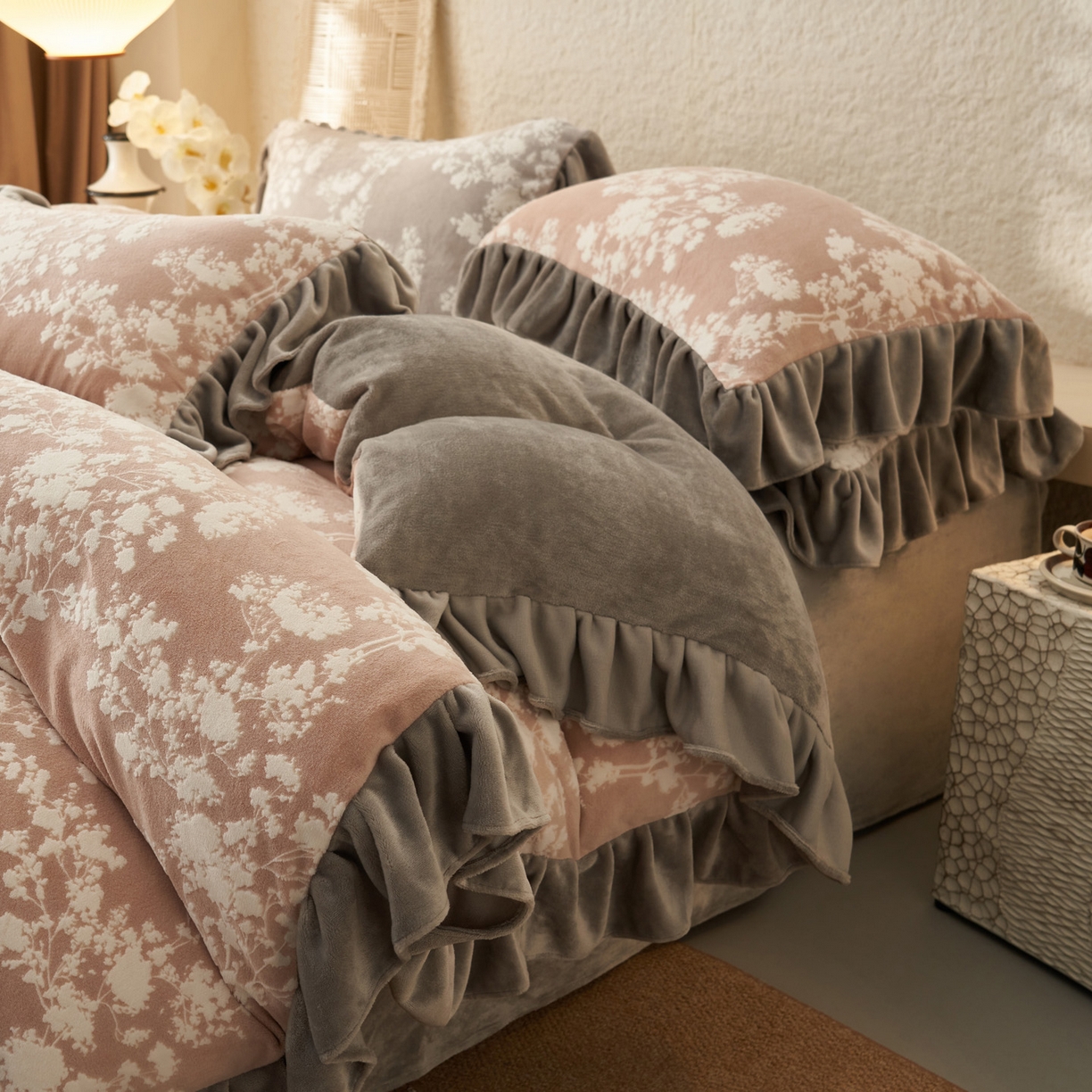 91家纺网 家纺一手货源 找家纺 早晨家纺 2025新款高克重牛奶绒烂花四件套 粉花眠