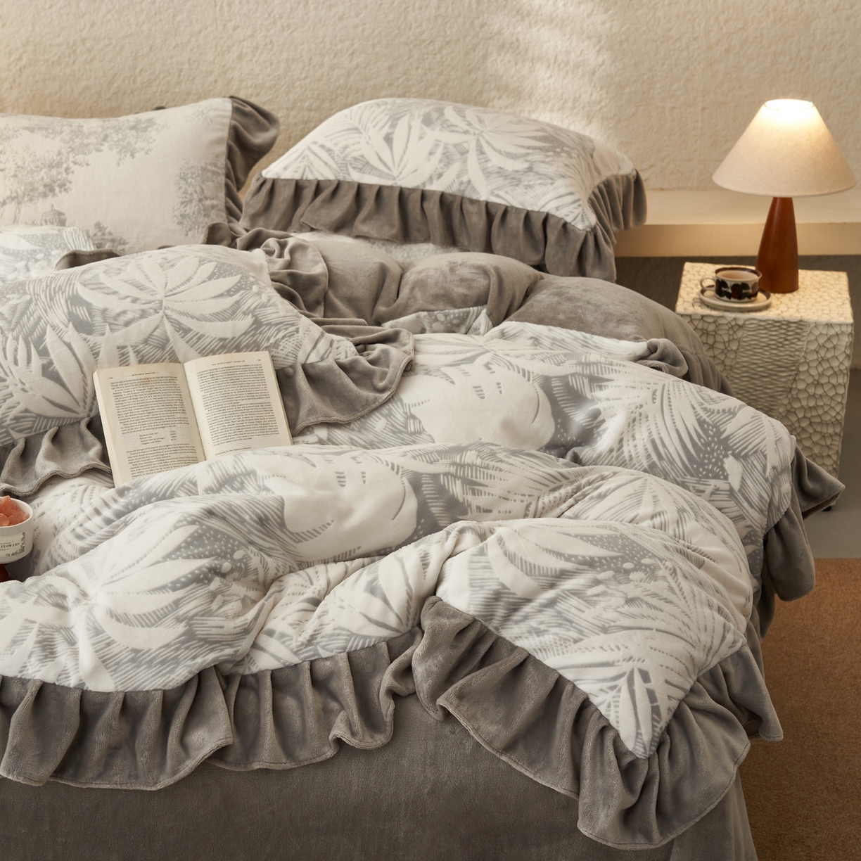 91家纺网 家纺一手货源 找家纺 早晨家纺 2025新款高克重牛奶绒烂花四件套 叶语灰