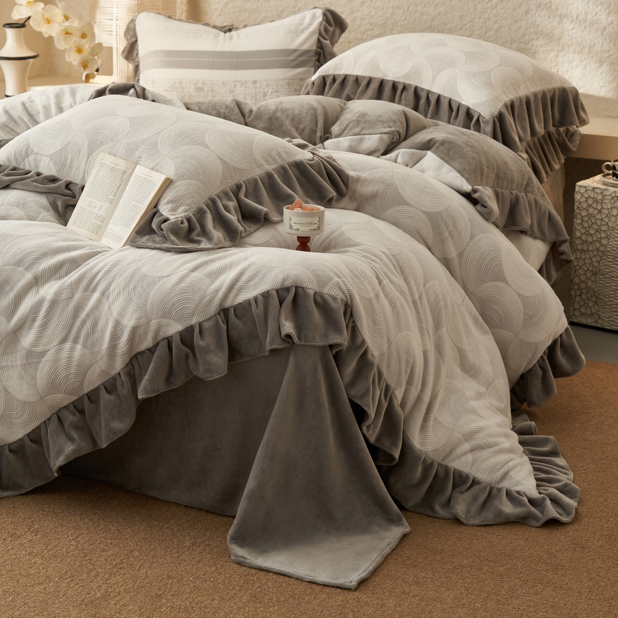 91家纺网 家纺一手货源 找家纺 早晨家纺 2025新款高克重牛奶绒烂花四件套 圈语眠