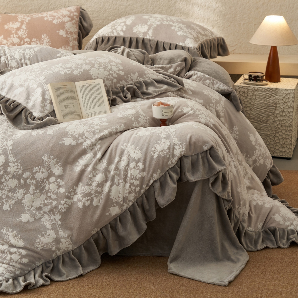 91家纺网 家纺一手货源 找家纺 早晨家纺 2025新款高克重牛奶绒烂花四件套 花眠灰