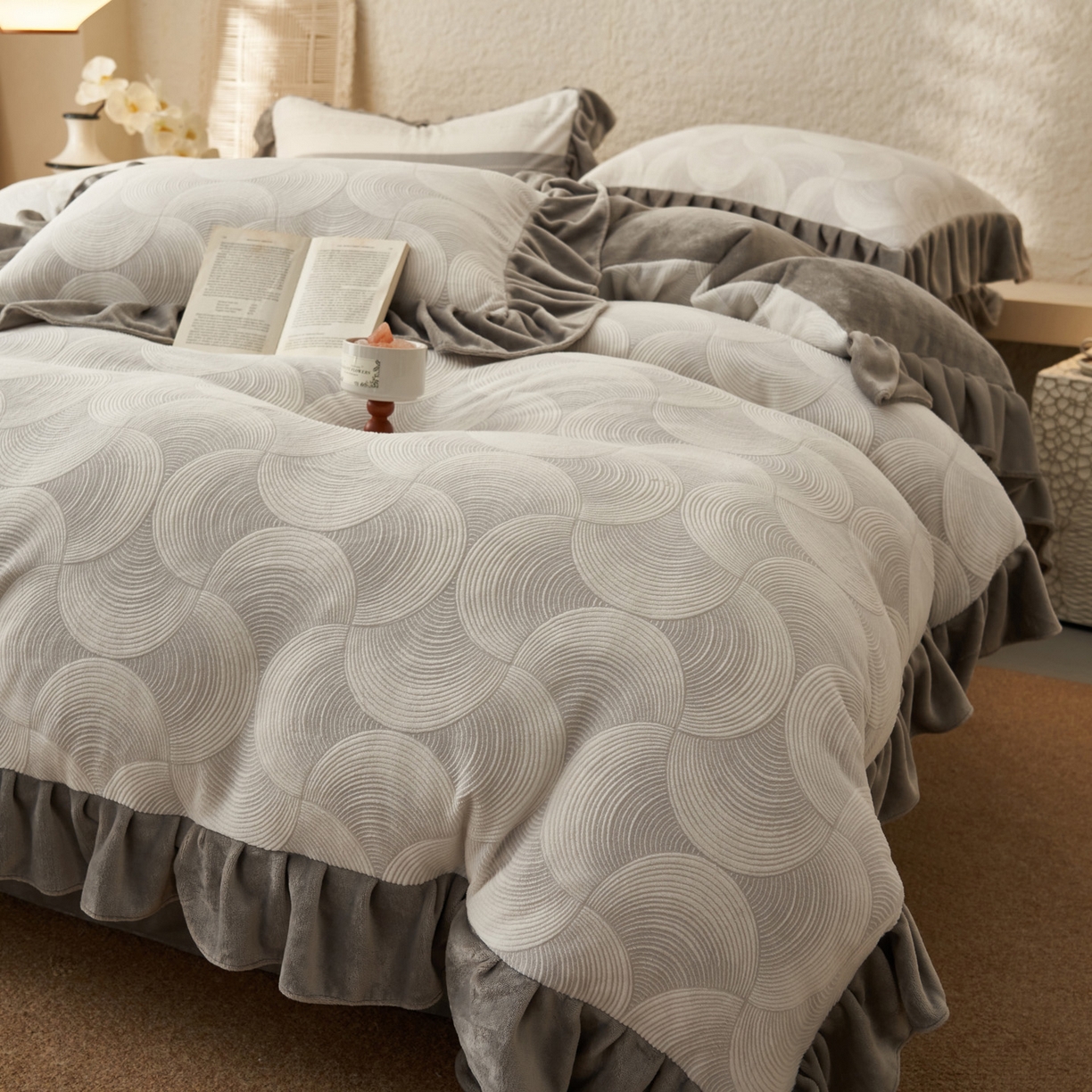 91家纺网 家纺一手货源 找家纺 早晨家纺 2025新款高克重牛奶绒烂花四件套 圈语眠