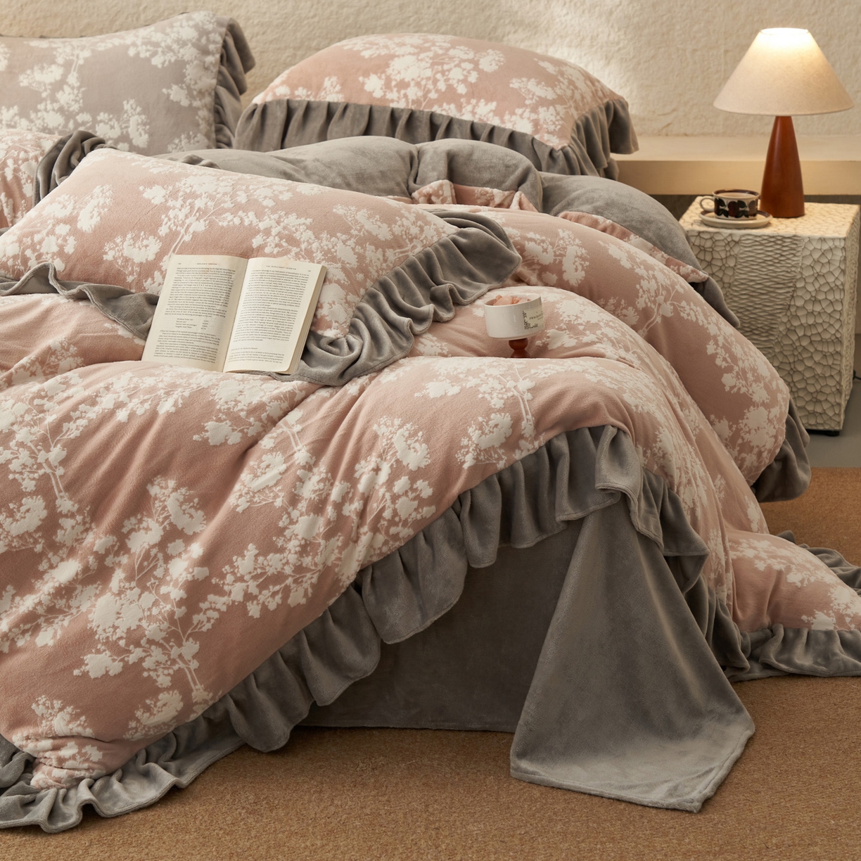 91家纺网 家纺一手货源 找家纺 早晨家纺 2025新款高克重牛奶绒烂花四件套 粉花眠