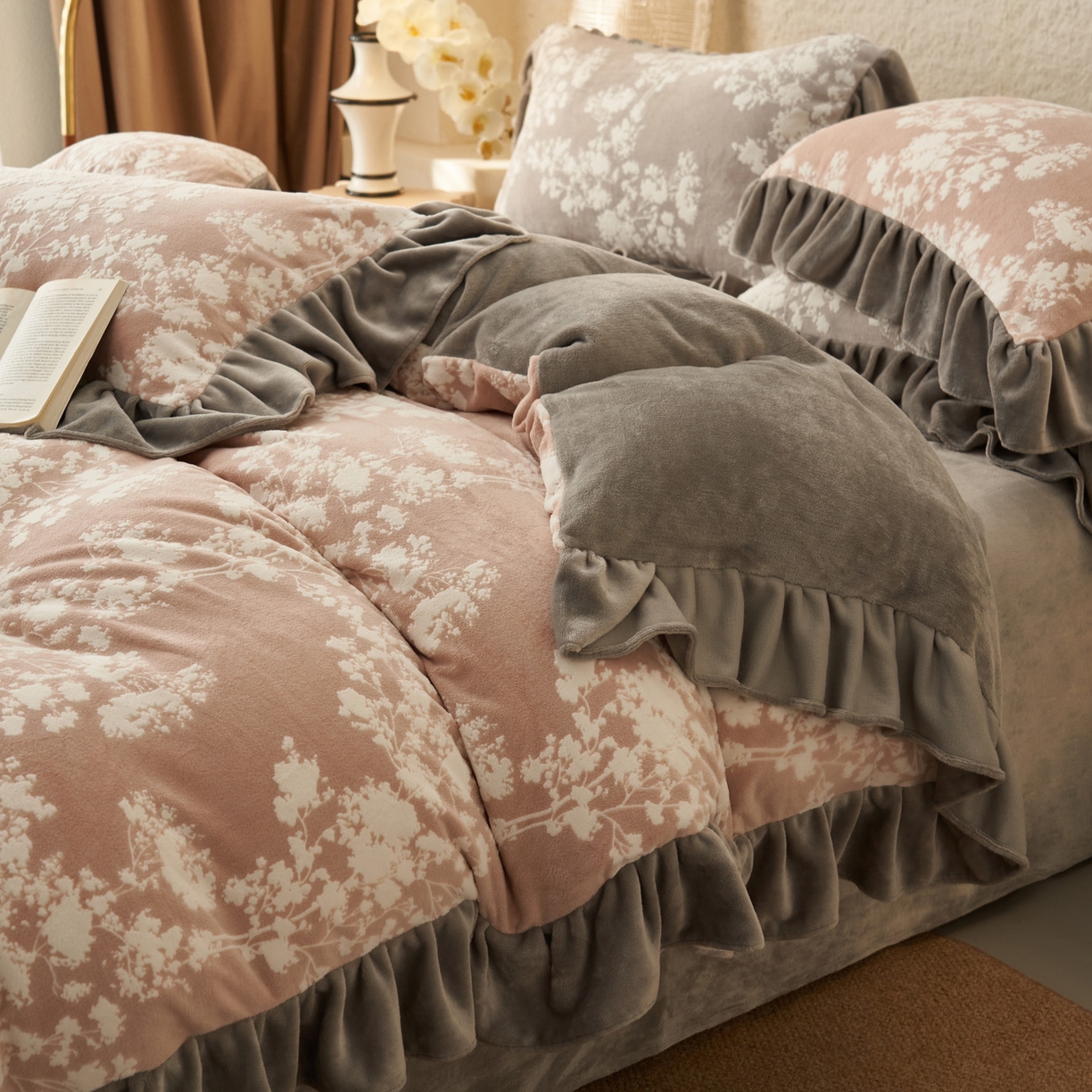 91家纺网 家纺一手货源 找家纺 早晨家纺 2025新款高克重牛奶绒烂花四件套 粉花眠