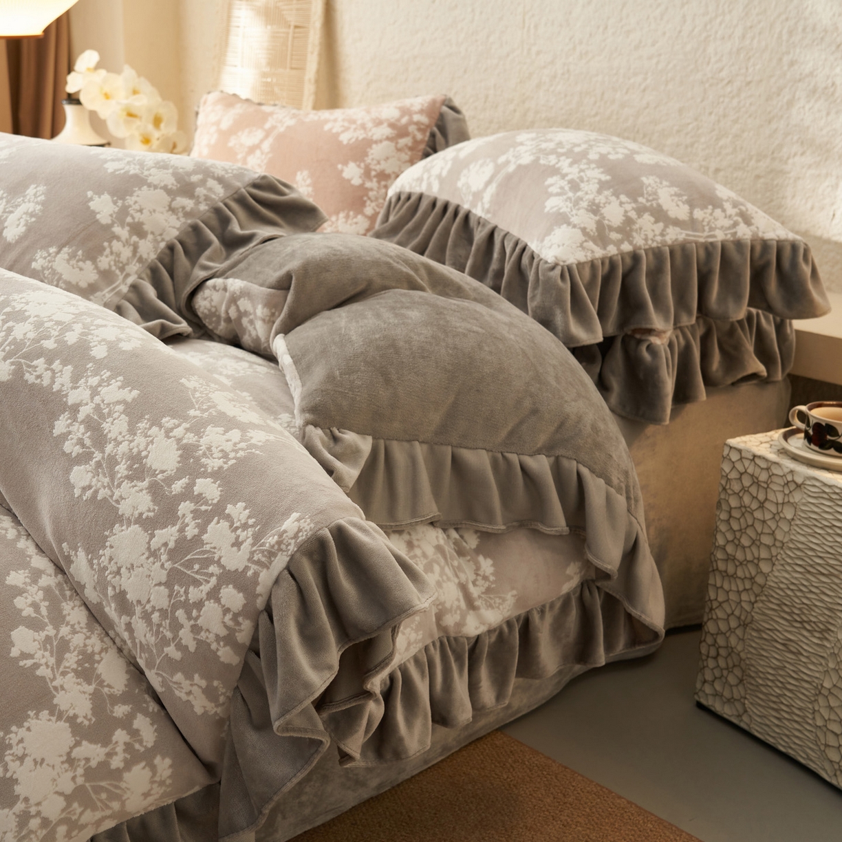 91家纺网 家纺一手货源 找家纺 早晨家纺 2025新款高克重牛奶绒烂花四件套 花眠灰