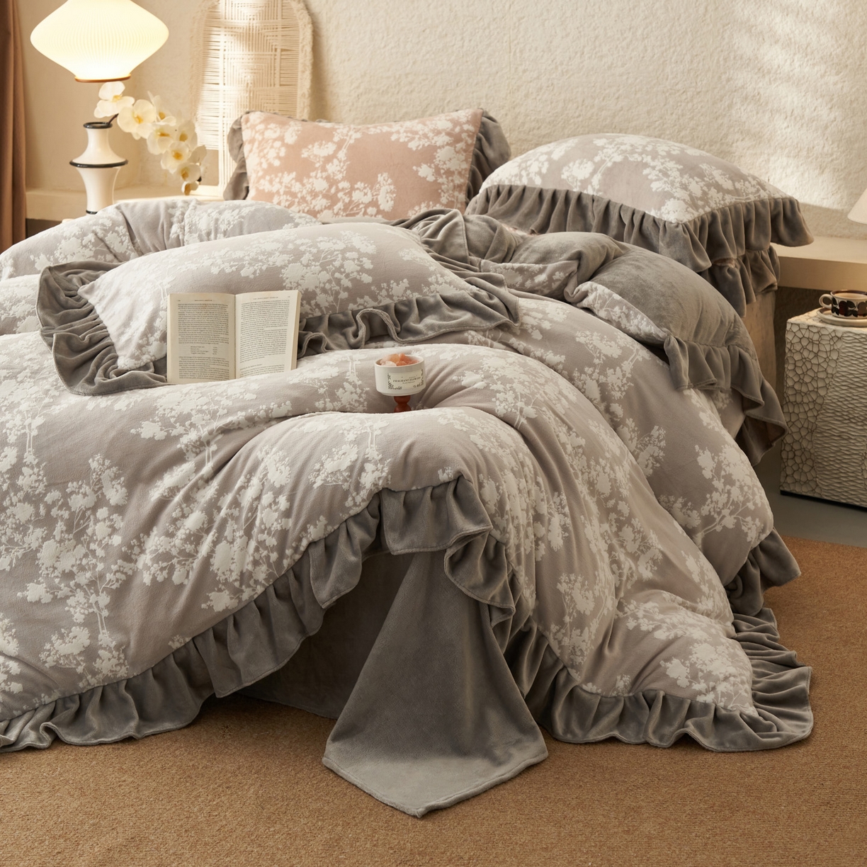 91家纺网 家纺一手货源 找家纺 早晨家纺 2025新款高克重牛奶绒烂花四件套 花眠灰