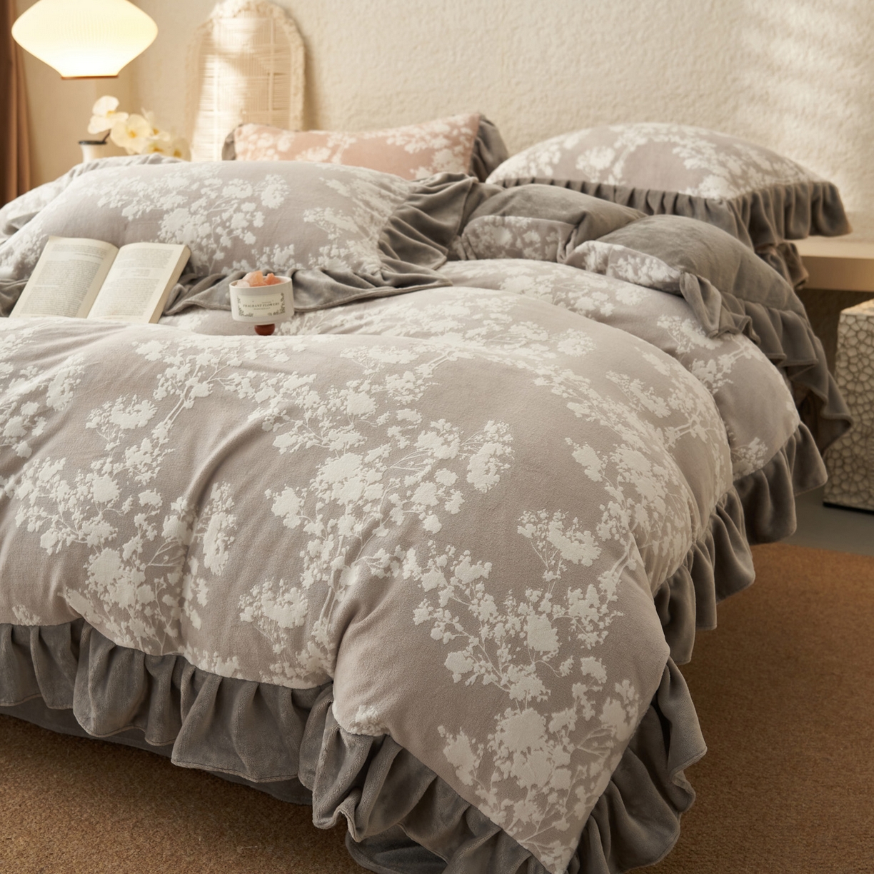 91家纺网 家纺一手货源 找家纺 早晨家纺 2025新款高克重牛奶绒烂花四件套 花眠灰