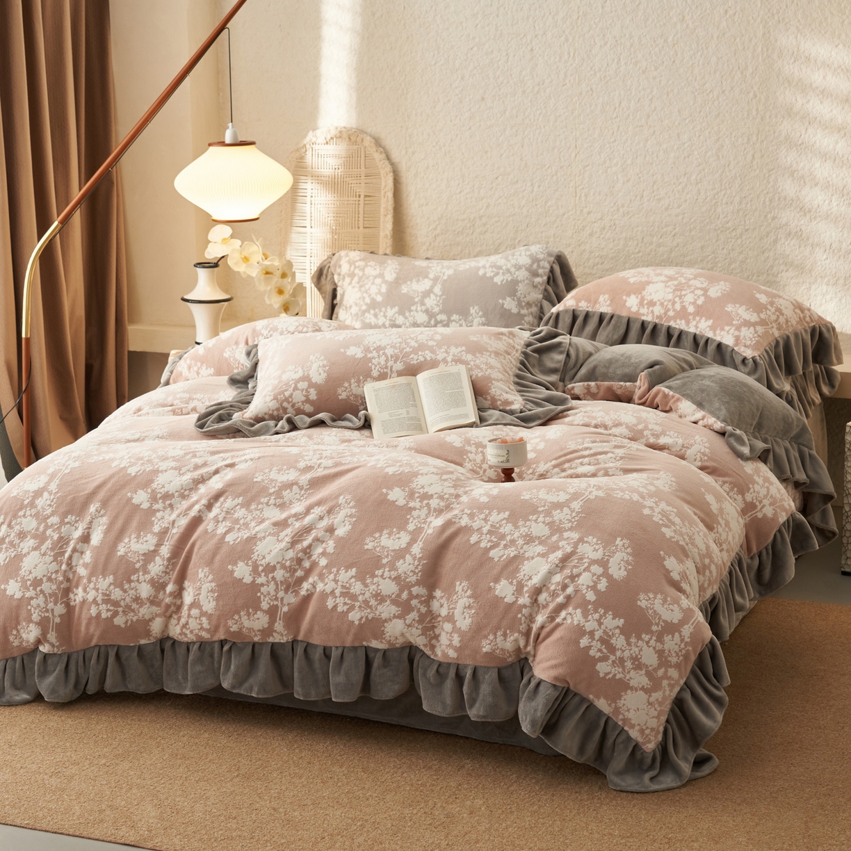 91家纺网 家纺一手货源 找家纺 早晨家纺 2025新款高克重牛奶绒烂花四件套 粉花眠