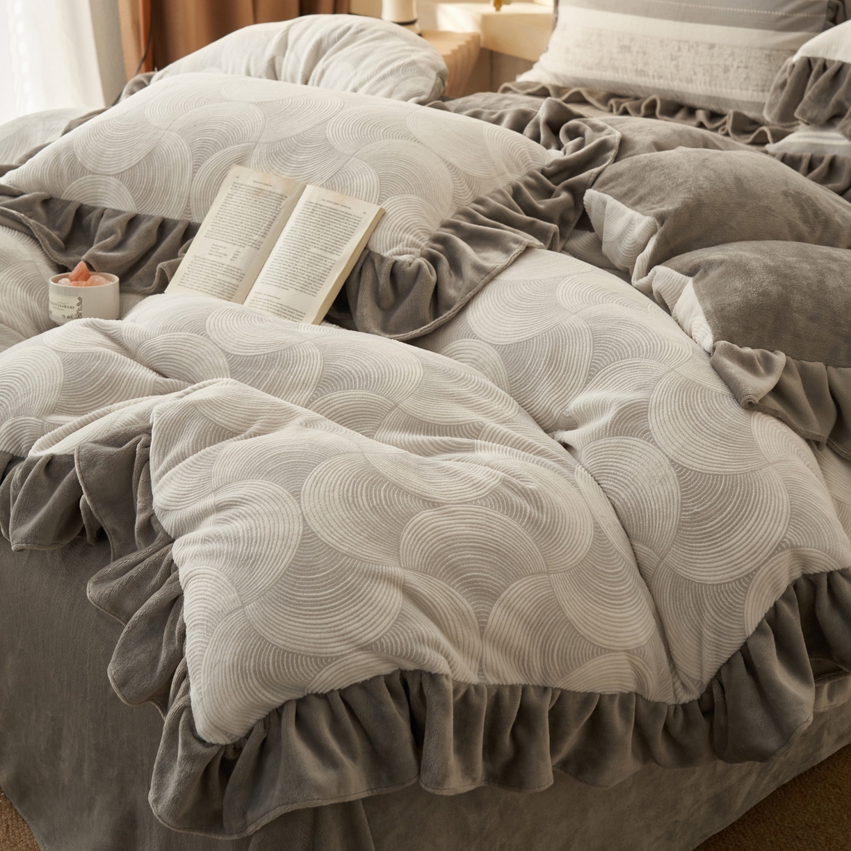 91家纺网 家纺一手货源 找家纺 早晨家纺 2025新款高克重牛奶绒烂花四件套 圈语眠